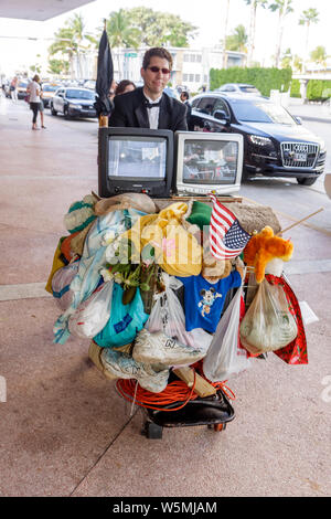 Miami Beach Florida,Centre des congrès de Miami Beach,Art Basel,Steven Gagnon artiste visuel,performance art,sans-abri personne,shopping shopping shoppers shop Banque D'Images