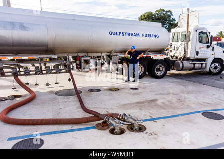 Miami Florida,Liberty City,essence,essence,station de remplissage,carburant,camion-citerne,camion-citerne,charge de liquide,transport,distribution,homme hommes,conducteur,flexible,FL0 Banque D'Images