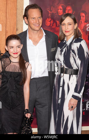 Westwood, CA - le 20 juillet 2019 : Mckenna Grace, Patrick Wilson et Vera Farmiga wearing dress par Jeffrey Dodd assiste à la premiere thriller Annabelle revient à la maison Regency Village Theatre Banque D'Images