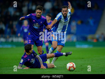 Borja Iglesias, droite, de l'Espanyol défis Hugo Mallo, bas, et David Costas de RC Celta de Vigo lors de leur 34e match de la La Lig Banque D'Images