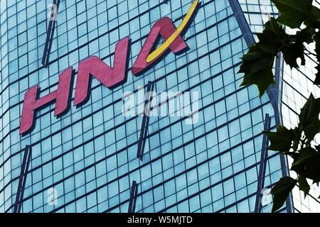 --FILE--un logo de HNA est représenté sur un immeuble de bureaux de HNA Group à Jinan City, Shandong province de Chine orientale, le 28 juillet 2016. Conglomer chinois Banque D'Images