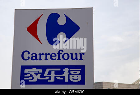 --FILE--Vue d'un logo de supermarché Carrefour à Shenyang city, Liaoning Province du nord-est de la Chine, 11 novembre 2018. Détail Gome Holdings et Fr Banque D'Images