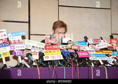 **À HONG KONG Hong Kong**singer Andy Hui ou Hui Chi-on parle et pleure lors d'une conférence de presse pour présenter des excuses au public pour tricher sur son sup Banque D'Images