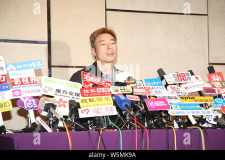 **À HONG KONG Hong Kong**singer Andy Hui ou Hui Chi-on parle et pleure lors d'une conférence de presse pour présenter des excuses au public pour tricher sur son sup Banque D'Images