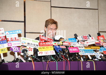 **À HONG KONG Hong Kong**singer Andy Hui ou Hui Chi-on parle et pleure lors d'une conférence de presse pour présenter des excuses au public pour tricher sur son sup Banque D'Images