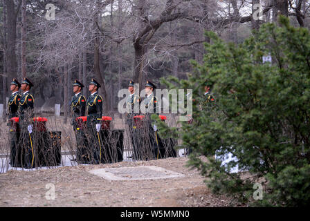 Soldats de l'APL chinoise accompagner les restes de 10 soldats chinois tués dans la guerre de Corée 1950-1953 pendant une cérémonie funéraire à un martyrs' park dans Shen Banque D'Images