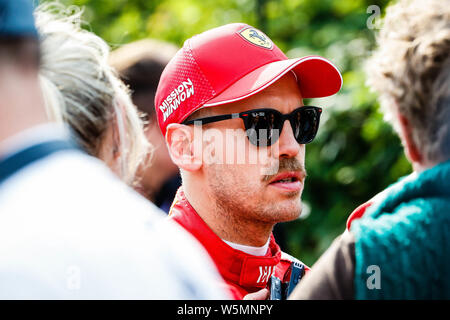 L'allemand Sebastian Vettel, pilote de Formule 1 de Ferrari reçoit une interview après la séance de qualification au cours de la Formule 1 Grand Chinois Heineken P Banque D'Images
