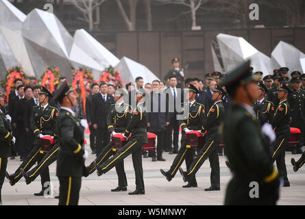 Soldats de l'APL chinoise accompagner les restes de 10 soldats chinois tués dans la guerre de Corée 1950-1953 pendant une cérémonie funéraire à un martyrs' park dans Shen Banque D'Images