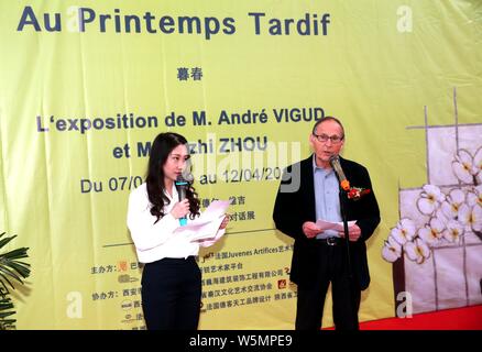 Peintre français Andre Vigud, droite, assiste à la cérémonie d'ouverture de Au printemps tardif exposition dans la ville de Xi'an, province du Shaanxi du nord-ouest de la Chine, Banque D'Images