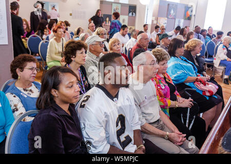 Miami Beach Florida, Musée juif de Floride, célébration, achèvement, nouveau Sefer Torah, juif orthodoxe, Chabad Lubavitch, public, Black Blacks Afrique Banque D'Images