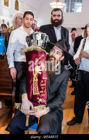 Miami Beach Florida, Musée juif de Floride, célébration, achèvement, nouveau Sefer Torah, rabbi, rebbe, juif orthodoxe, étudiants éducation élèves élèves élèves, C Banque D'Images