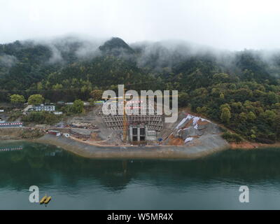 La prise d'eau du système de distribution pour transférer de l'eau à la ville de Hangzhou est en construction à l'Qiandao Lake dans la région de Chun'an county, Hangzhou, ville Banque D'Images