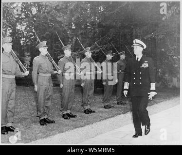 Le SMA de la flotte. Ernest J. King, U.S. Navy, arrive à la résidence du Premier ministre britannique Winston Churchill d'un dîner donné par le Premier Ministre pour le président Truman et le leader soviétique Joseph Staline lors de la Conférence de Potsdam en Allemagne. La garde d'honneur, formée par les Scots Guards de la Brigade britannique de protège-pieds, les flancs voie menant à la Chambre. Banque D'Images