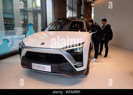 --FILE--visiteurs voir un NIO ES8 SUV électrique d'NextEV est exposée à un concessionnaire magasin à Shanghai, Chine, le 7 mars 2019. Véhicules électriques chinois Banque D'Images