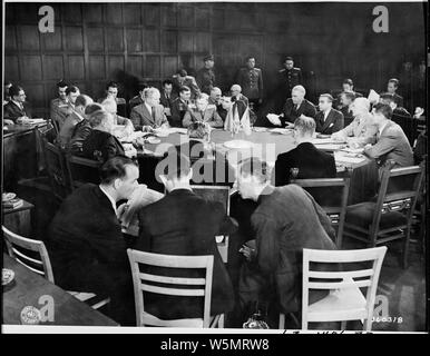 Secrétaires aux affaires étrangères assister à une réunion à l'Cecilienhof lors de la Conférence de Potsdam. Le Ministre britannique des affaires étrangères Ernest Bevin est en premier plan ; le secrétaire d'État James Byrnes est à droite, le ministre soviétique des affaires étrangères Viatcheslav Molotov est sur la gauche, côté supérieur du tableau. Banque D'Images