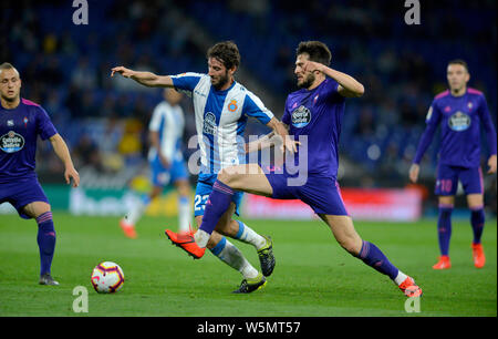 Esteban Granero, gauche, de l'Espanyol bien Yokuslu les défis de RC Celta de Vigo lors de leur 34e match de la saison 2018-2019 de la Liga au RC Banque D'Images