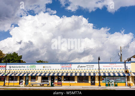 Miami Florida, shopping shopper shoppers magasins marché marchés achats vendre, magasin de détail magasins entreprises, nuages, strip Mall Banque D'Images