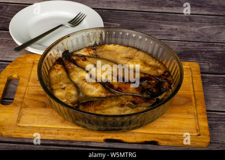 Darnes de flétan cuit au four dans un plat en verre. Dans la sauce de soja avec du miel. Banque D'Images