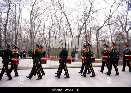 Soldats de l'APL chinoise accompagner les restes de 10 soldats chinois tués dans la guerre de Corée 1950-1953 pendant une cérémonie funéraire à un martyrs' park dans Shen Banque D'Images