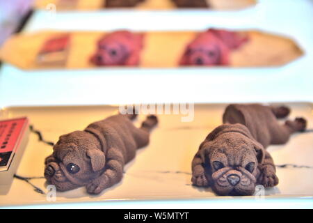 File Un Gateau Chien Realiste Est En Vente Dans Une Boulangerie A Tianjin Chine 23 Novembre 18 En Forme De Chiot Gateaux Mousses Premiere Est Devenue Populaire En Kaohsiun Photo Stock Alamy