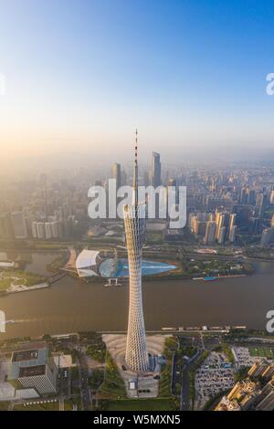 Une vue sur la Tour de Canton dans la ville de Guangzhou, province du Guangdong en Chine du Sud, 16 avril 2019. Le Canton Guangzhou officiellement, la Tour astronomique TV Banque D'Images