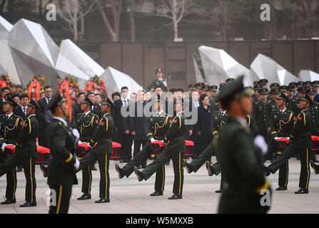 Soldats de l'APL chinoise accompagner les restes de 10 soldats chinois tués dans la guerre de Corée 1950-1953 pendant une cérémonie funéraire à un martyrs' park dans Shen Banque D'Images