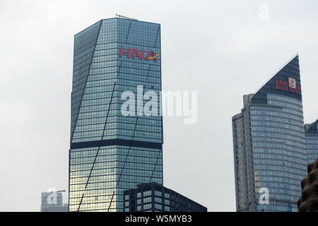 --FILE--un logo de HNA est représenté sur un immeuble de bureaux de HNA Group à Jinan City, Shandong province de Chine orientale, le 28 juillet 2016. Conglomer chinois Banque D'Images
