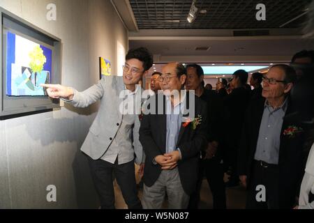 Peintre français Andre Vigud, droite, assiste à la cérémonie d'ouverture de Au printemps tardif exposition dans la ville de Xi'an, province du Shaanxi du nord-ouest de la Chine, Banque D'Images