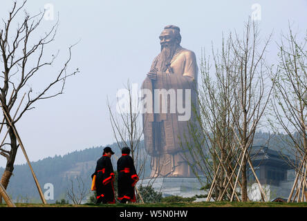 Le plus haut du monde statue de Confucius est considéré sur le mont Nishan à Qufu, ville de la province de Shandong, Chine orientale, 7 avril 2019. Debout à 72 mètres, Banque D'Images