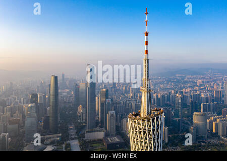 Une vue sur la Tour de Canton dans la ville de Guangzhou, province du Guangdong en Chine du Sud, 16 avril 2019. Le Canton Guangzhou officiellement, la Tour astronomique TV Banque D'Images