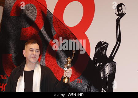 Hong Kong acteur Anthony Wong pose avec son trophée après avoir remporté le prix "Meilleur acteur" au cours de la 38e Hong Kong Film Awards (HKFA 2019) à Hong Kong, C Banque D'Images