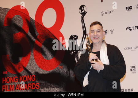 Hong Kong acteur Anthony Wong pose avec son trophée après avoir remporté le prix "Meilleur acteur" au cours de la 38e Hong Kong Film Awards (HKFA 2019) à Hong Kong, C Banque D'Images