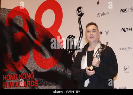 Hong Kong acteur Anthony Wong pose avec son trophée après avoir remporté le prix "Meilleur acteur" au cours de la 38e Hong Kong Film Awards (HKFA 2019) à Hong Kong, C Banque D'Images