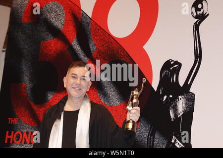 Hong Kong acteur Anthony Wong pose avec son trophée après avoir remporté le prix "Meilleur acteur" au cours de la 38e Hong Kong Film Awards (HKFA 2019) à Hong Kong, C Banque D'Images