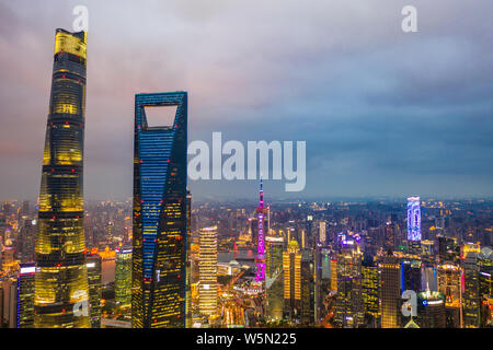 Le paysage urbain de financier de Lujiazui à Pudong avec le Shanghai Tower, plus haut, le Shanghai World Financial Center, deuxième plus haut, l'orie Banque D'Images