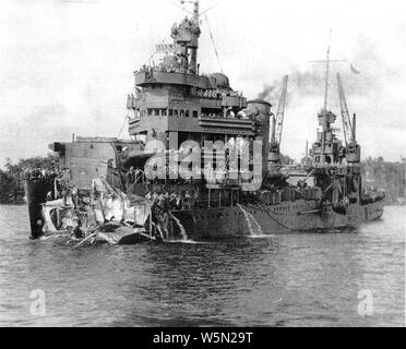 USS New Orleans endommagés (CA-32) parvenir à Tulagi le 1 décembre 1942. Banque D'Images