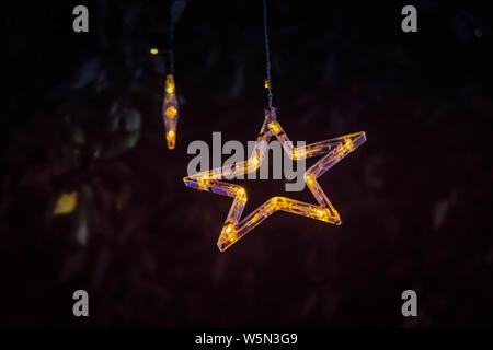 Étoile de Noël Hanging in Tree Banque D'Images