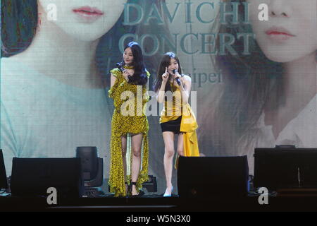 Lee Hae-ri et Kang Min-kyung de pop sud-coréen duo Davichi DAVICHI effectuer au cours de la 2019 Les concerts à Taipei, Taiwan, le 7 avril 2019. Banque D'Images