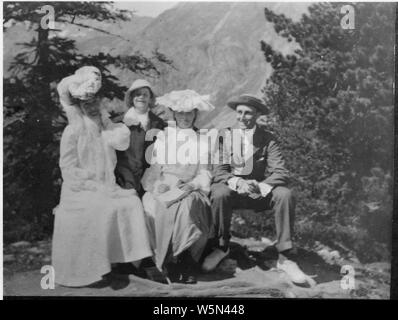 Franklin D. Roosevelt avec Mme Stanldey Mortimer et d'enfants à Saint-Moritz, Suisse Banque D'Images