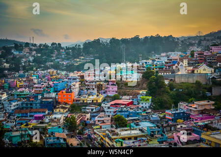 Maisons colorées dans un village près de Ooty à soir Banque D'Images