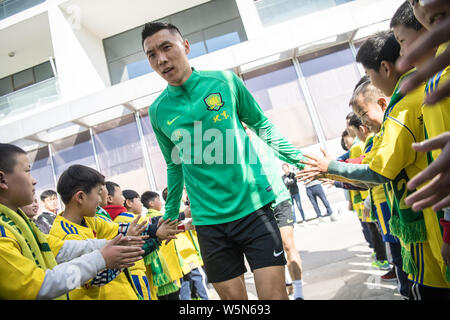Yu Dabao Sinobo de Beijing Guoan C.F. interagit avec les joueurs de football chinois dans la 'première de CSL-name' activité publique détenus par la Chine populaire Banque D'Images