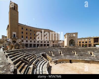 Vieille ville et amphithéâtre romain, Lecce, Pouilles, Italie du sud, Italie Banque D'Images
