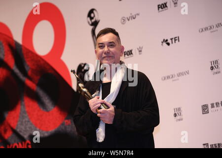Hong Kong acteur Anthony Wong pose avec son trophée après avoir remporté le prix "Meilleur acteur" au cours de la 38e Hong Kong Film Awards (HKFA 2019) à Hong Kong, C Banque D'Images