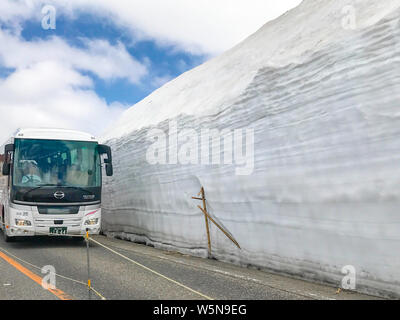 TATEYAMA, JAPON - 17 mai 2019 : Neige dans le couloir. Tateyama Billet d'autobus sur la route entre mur de neige, une partie de Kurobe itinéraire alpin qui offre le spect Banque D'Images