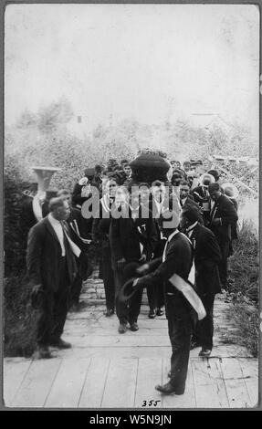 Cortège funéraire pour William Duncan. Trottoir en face de l'Église, sur la gauche : Brendible. Centre : Harry Lang, Jenkins, Van plus intelligent, John Hudson, Thomas Hanbury. À droite : la moitié de Marsden. Banque D'Images