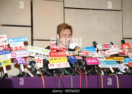 **À HONG KONG Hong Kong**singer Andy Hui ou Hui Chi-on parle et pleure lors d'une conférence de presse pour présenter des excuses au public pour tricher sur son sup Banque D'Images