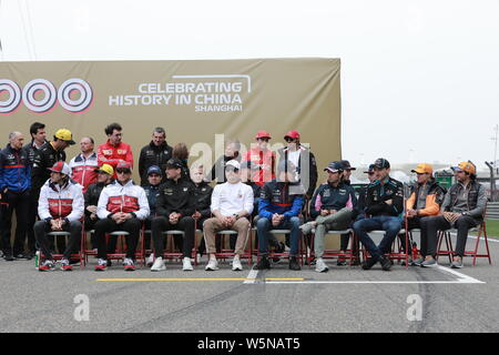 Les pilotes de course F1 poser pour des photos pour le 1000ème célébration de l'histoire en Chine au cours de la Heineken de Formule 1 Grand Prix de Chine 2019 au Shanghai Banque D'Images