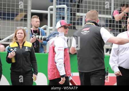 Pilote automobile finlandais Kimi Raikkonen d'Alfa Romeo Racing, centre, arrive pour célébrer le 1000ème histoire en Chine au cours de la Heineken Formule 1 Banque D'Images