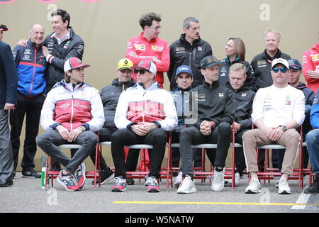 Les pilotes de course F1 poser pour des photos pour le 1000ème célébration de l'histoire en Chine au cours de la Heineken de Formule 1 Grand Prix de Chine 2019 au Shanghai Banque D'Images