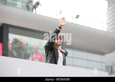 Pilote de Formule 1 britannique Lewis Hamilton Mercedes de vagues pour fans avant la grille de départ de la Formule 1 Grand Prix de Chine 2019 Heineken au Banque D'Images